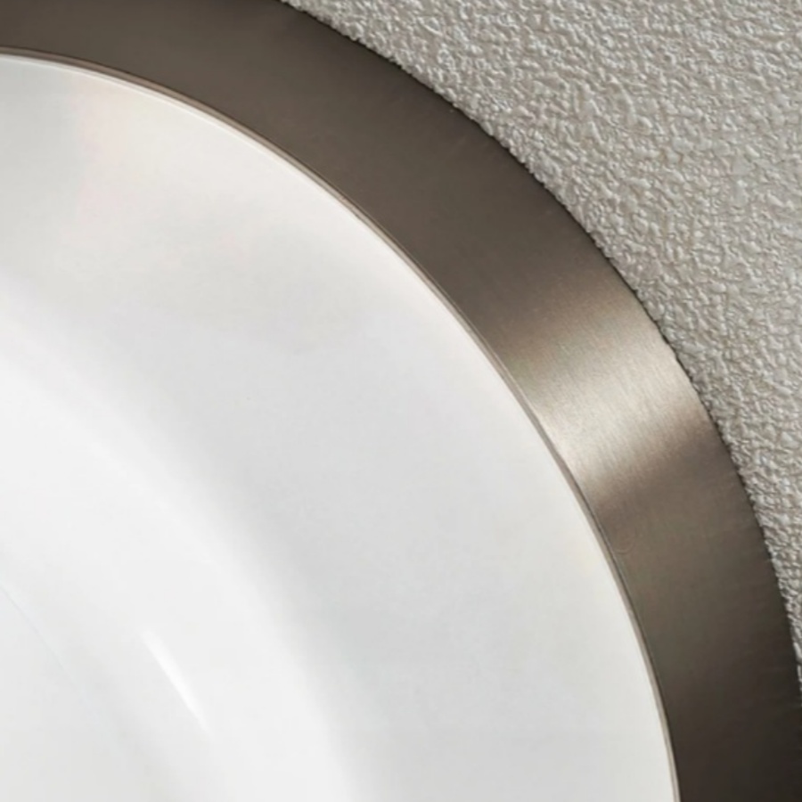 Aluminium-Finish und Acrylkante im Detail