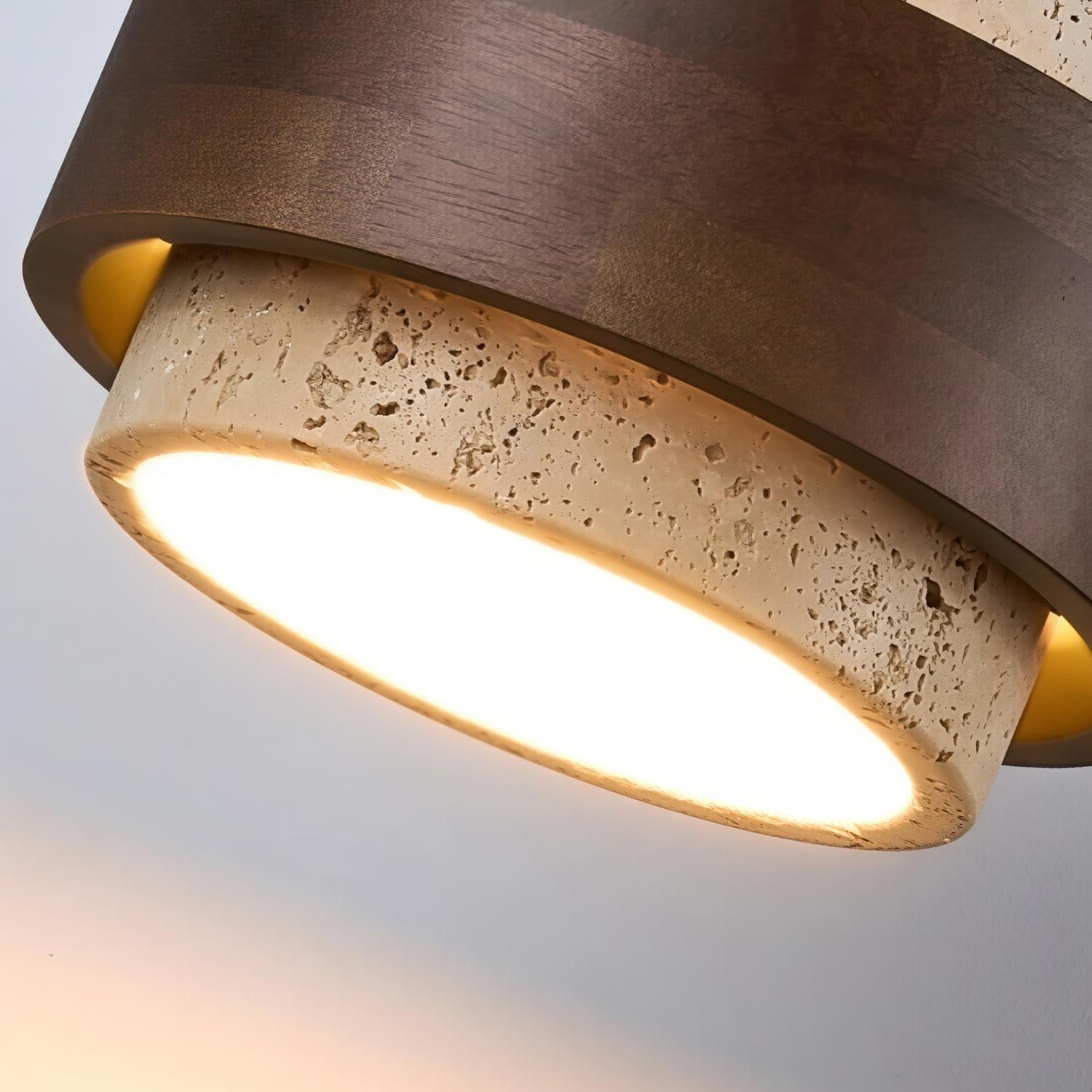 Nahaufnahme der Travertin- und Holzdetails