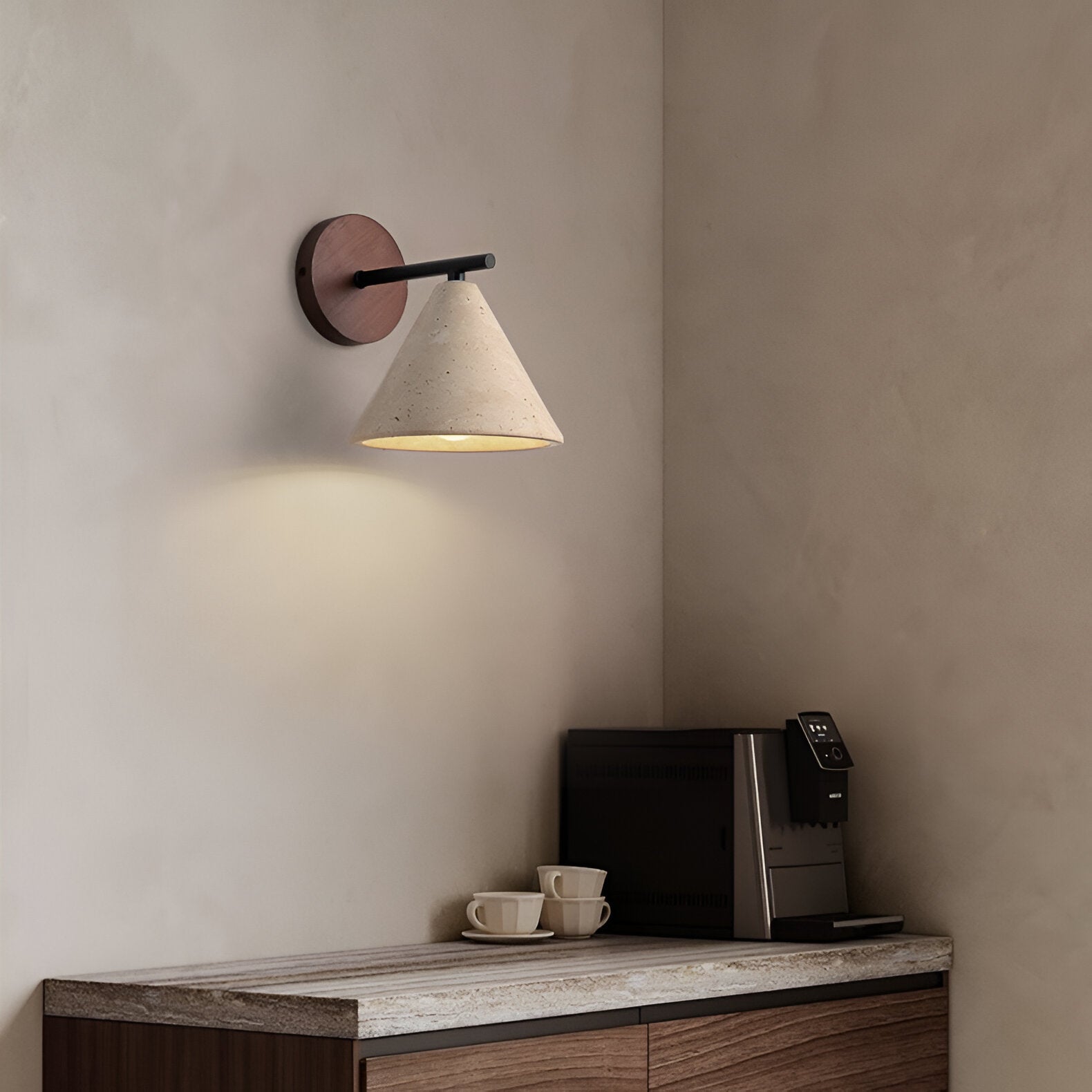 Travertin-Wandleuchte in modernem Interior