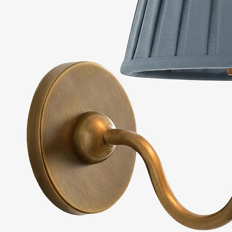 Messingarm und plissierter Schirm im Detail