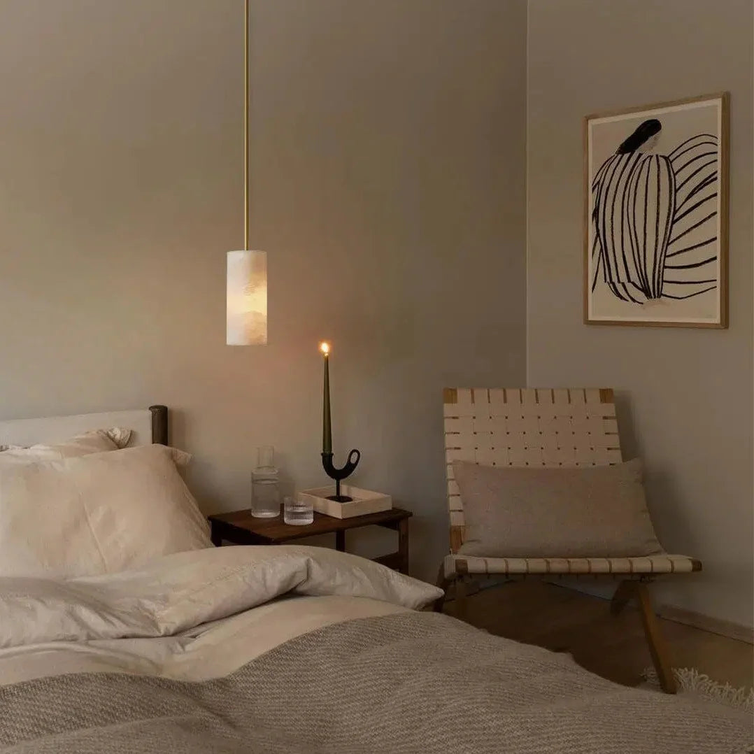 Alabaster-Zylinder-Pendelleuchte im Schlafzimmer