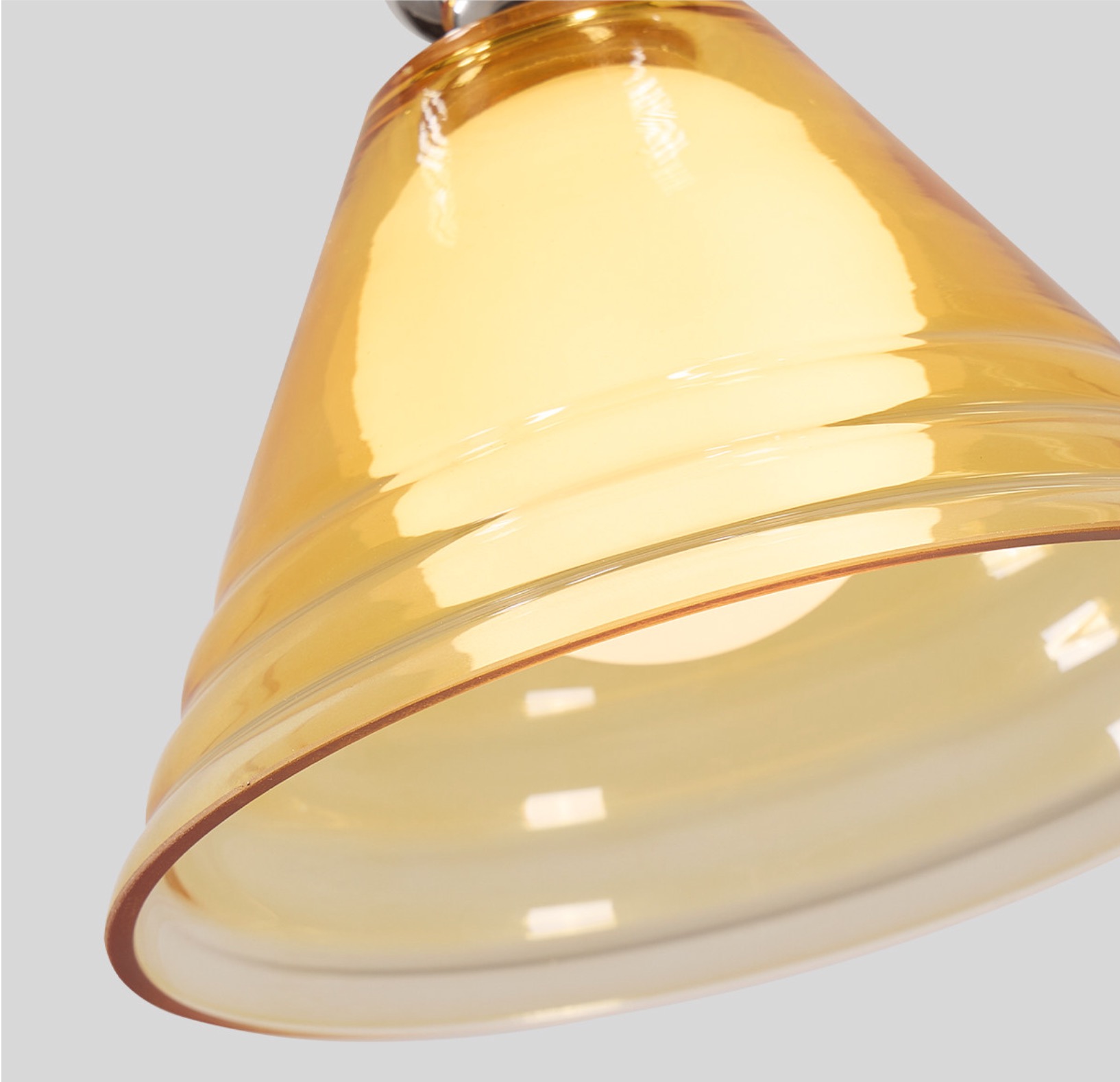 Pantalla de cristal amarillo claro en primer plano.