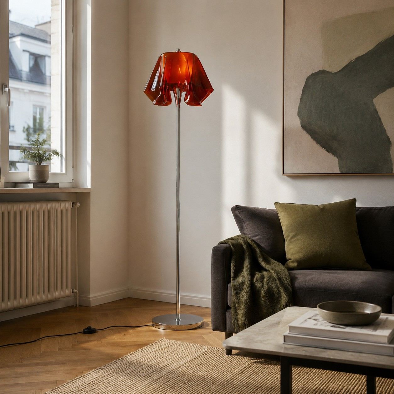 Lámpara de pie Bauhaus de acrílico color rojo vino con forma de flor en una sala de estar contemporánea.