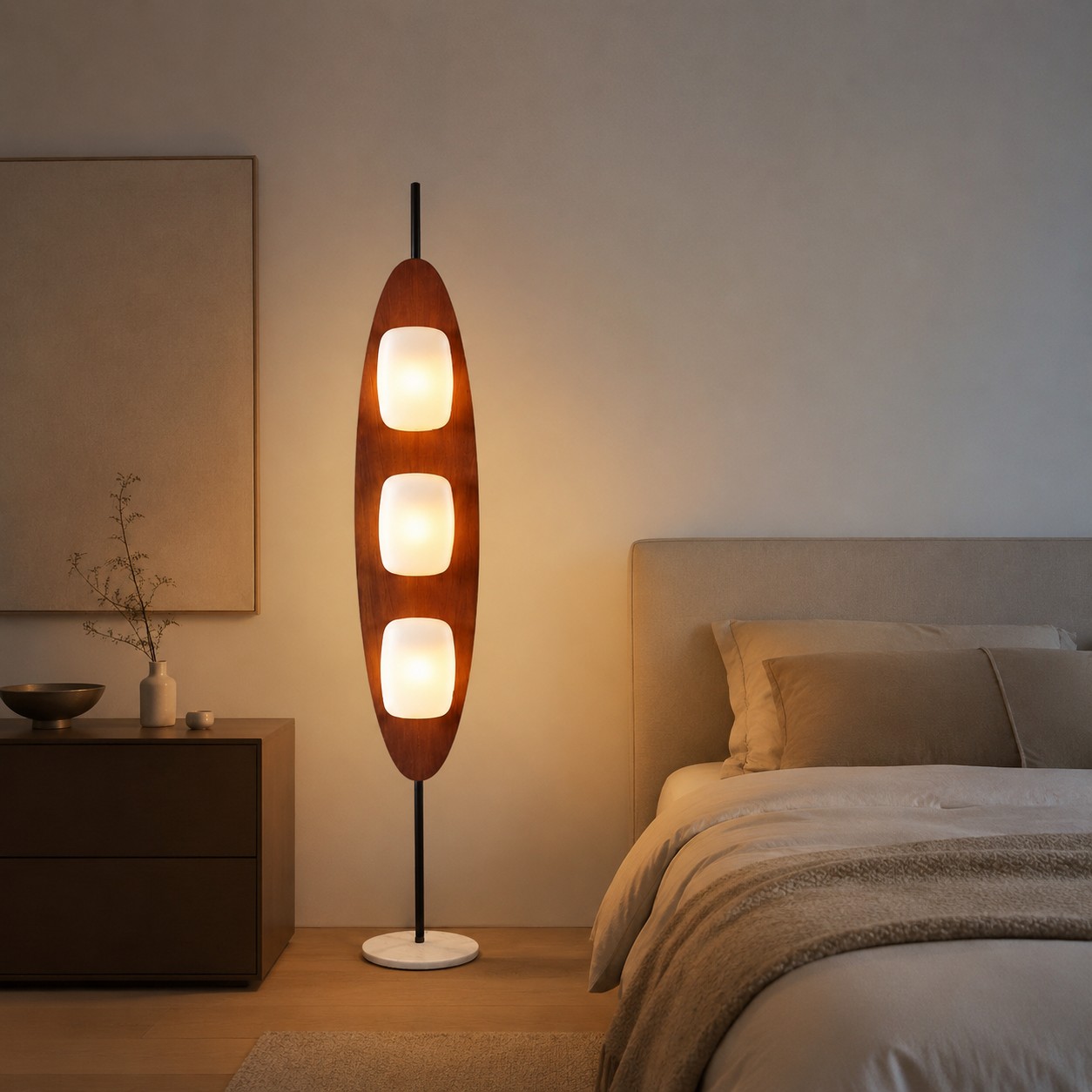 Bauhaus-Stehlampe in Walnusston neben einem Sofa und Couchtisch im modernen Wohnzimmer